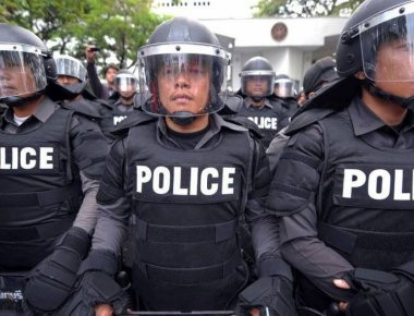 Ταϊλάνδη: Αστυνομικός έπιασε την κουβέντα σε άντρα που εισέβαλε με μαχαίρι στο τμήμα (βίντεο)